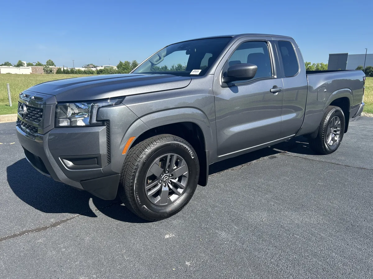 2025 Nissan Frontier SV thumbnail 4