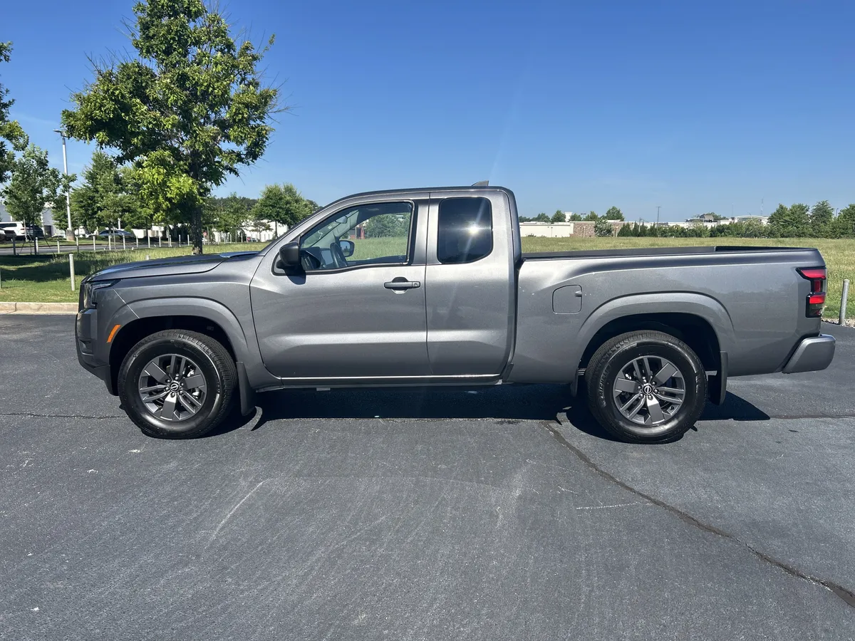 2025 Nissan Frontier SV thumbnail 5