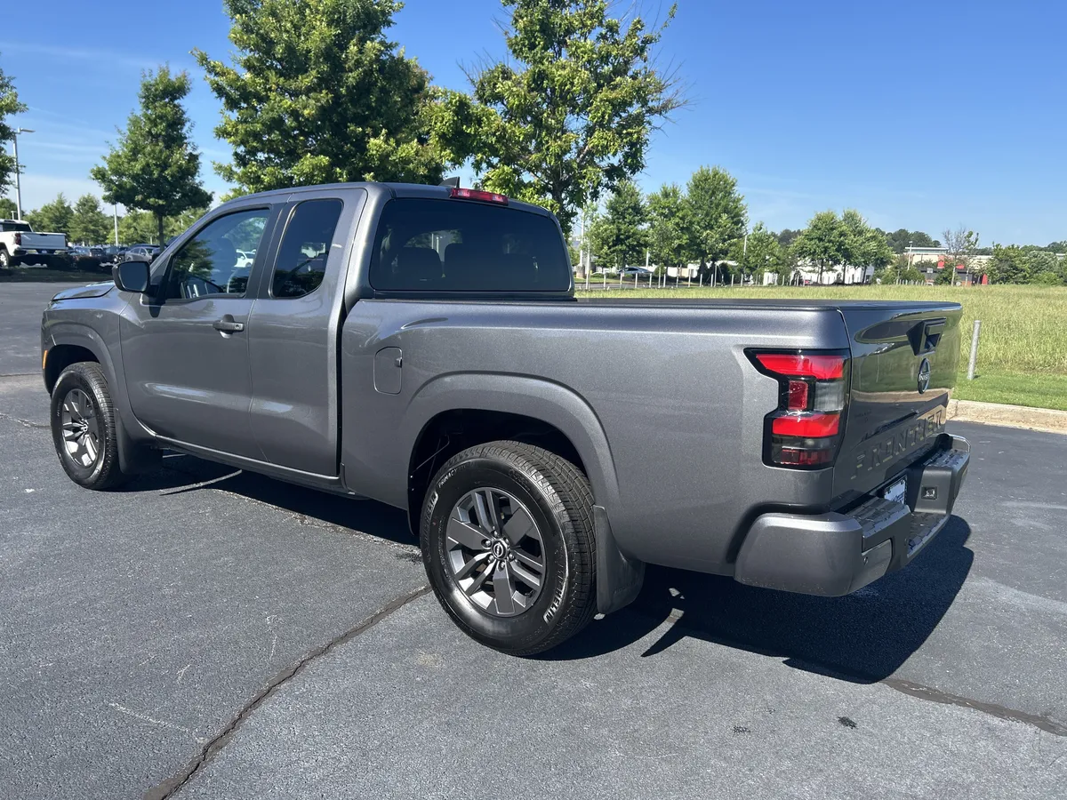 2025 Nissan Frontier SV thumbnail 6
