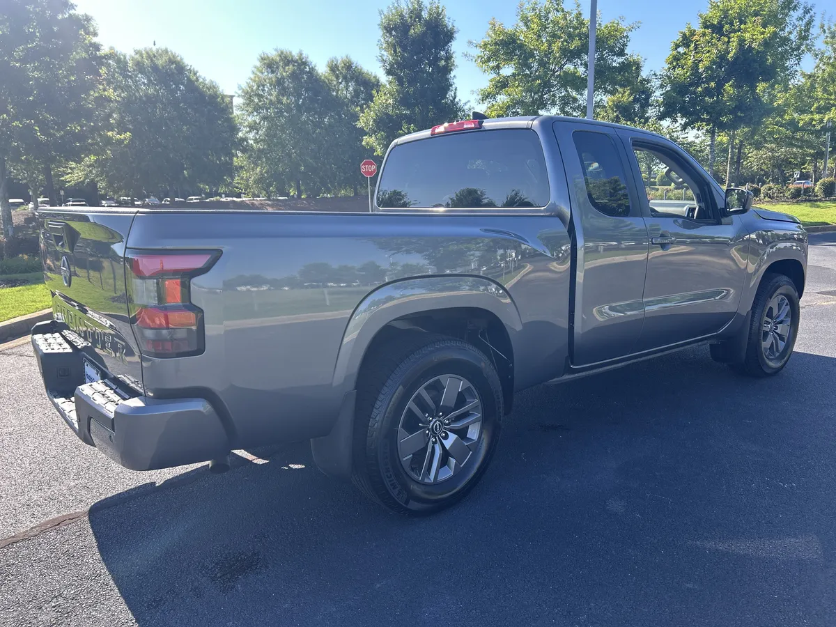 2025 Nissan Frontier SV thumbnail 9