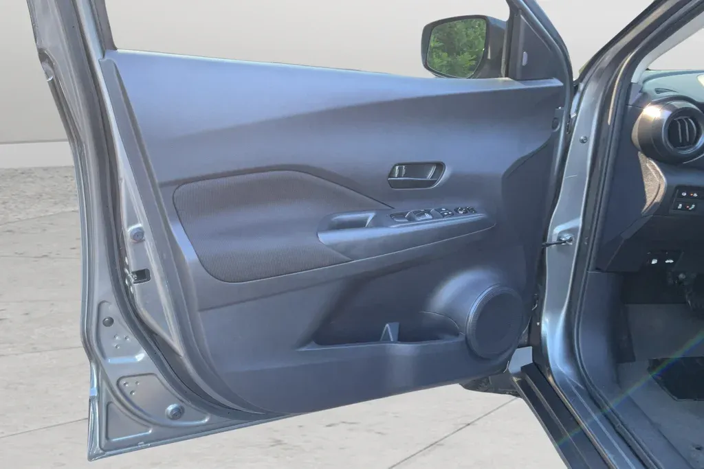 2025 Nissan Kicks Play S thumbnail 11