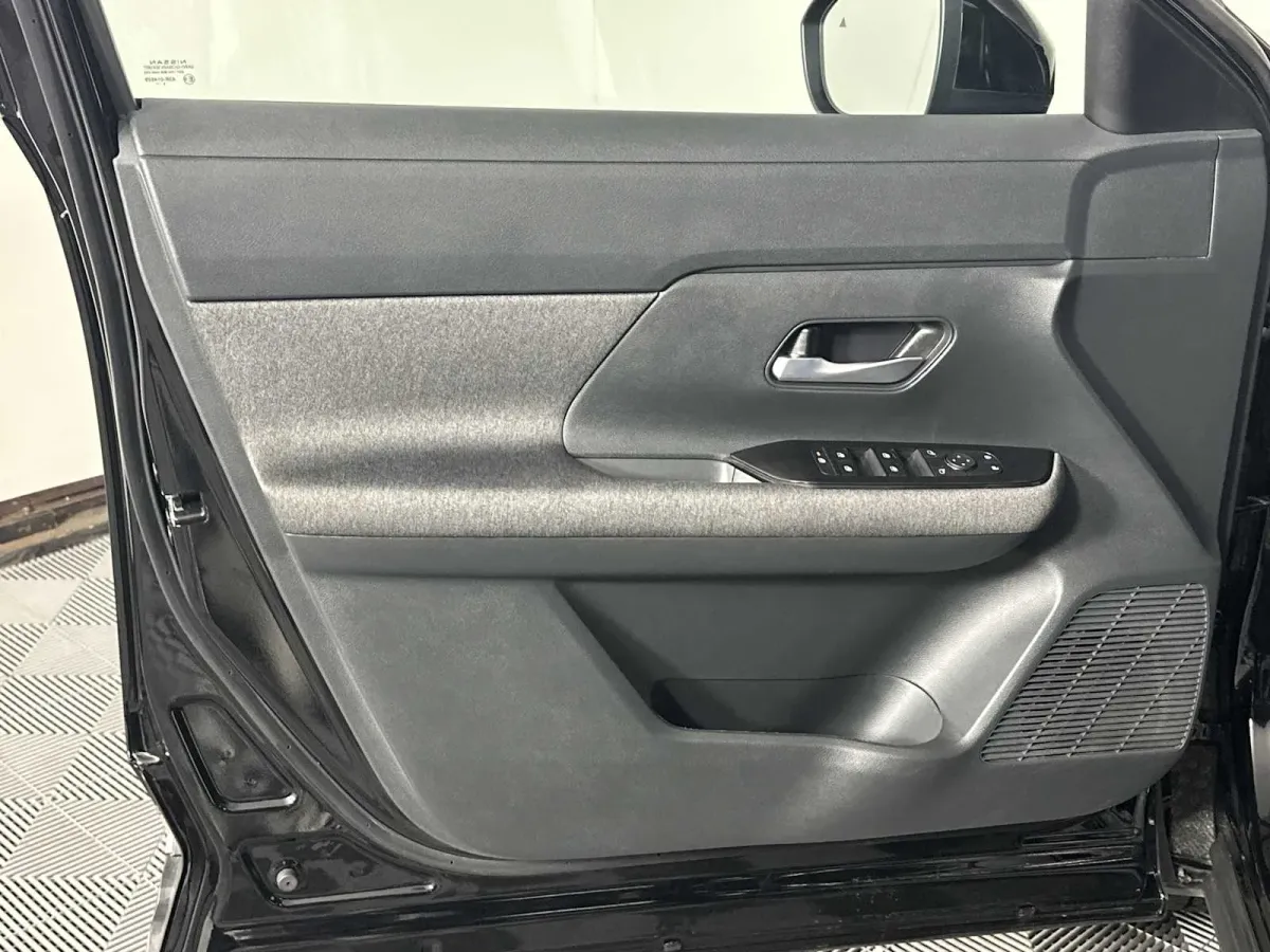 2025 Nissan Kicks SV thumbnail 11
