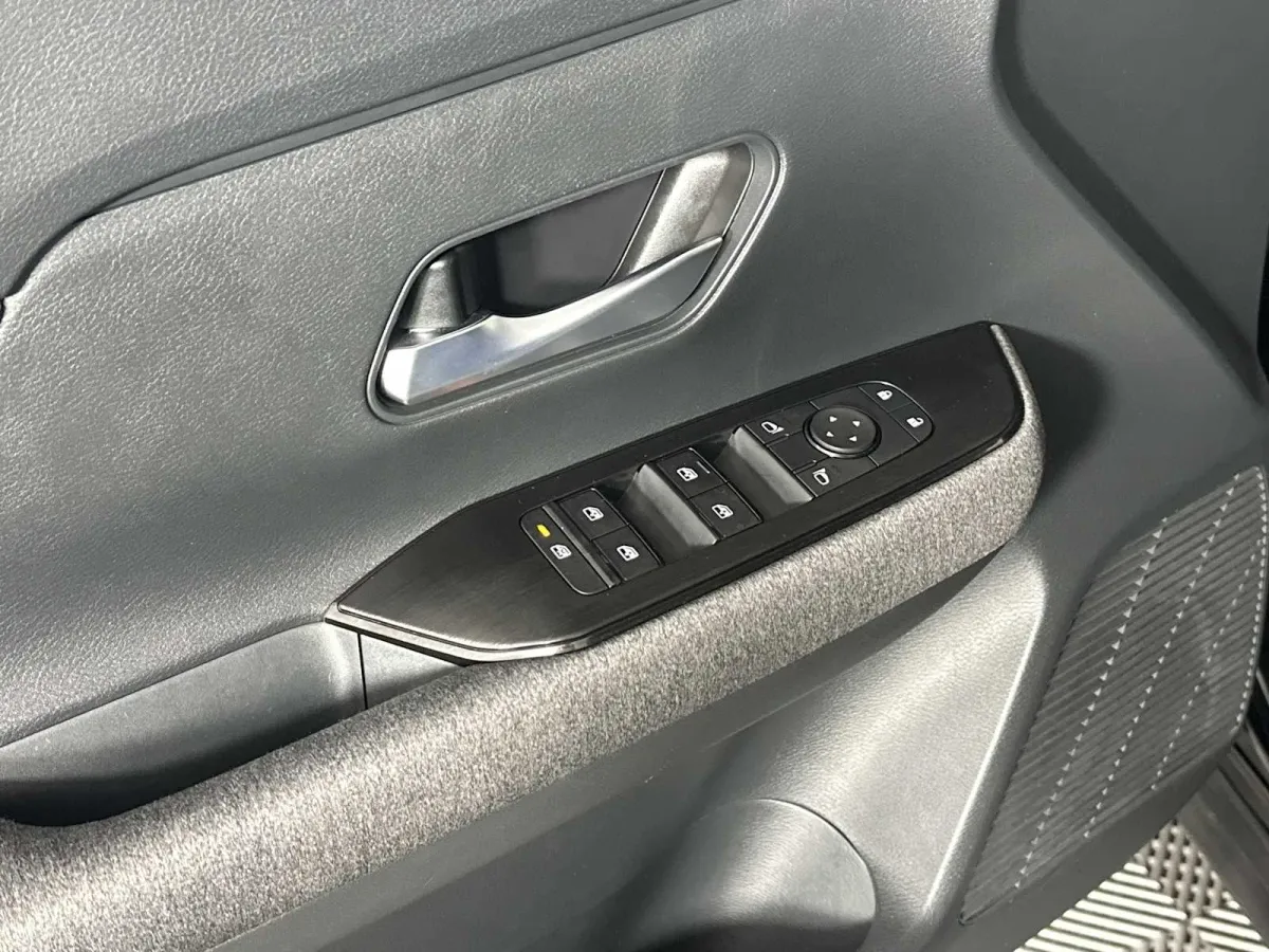 2025 Nissan Kicks SV thumbnail 12
