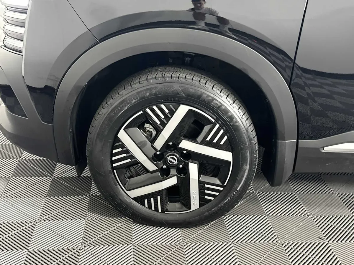 2025 Nissan Kicks SV thumbnail 13