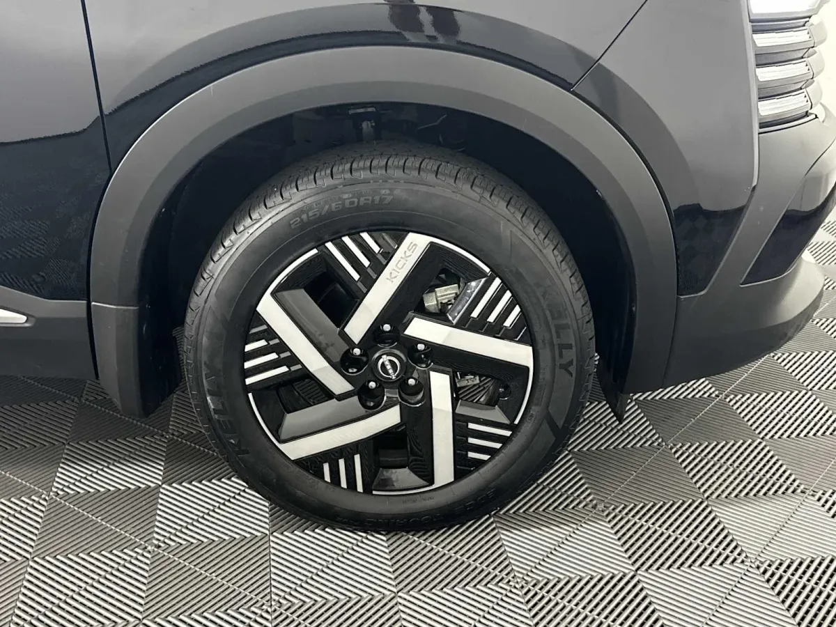 2025 Nissan Kicks SV thumbnail 15