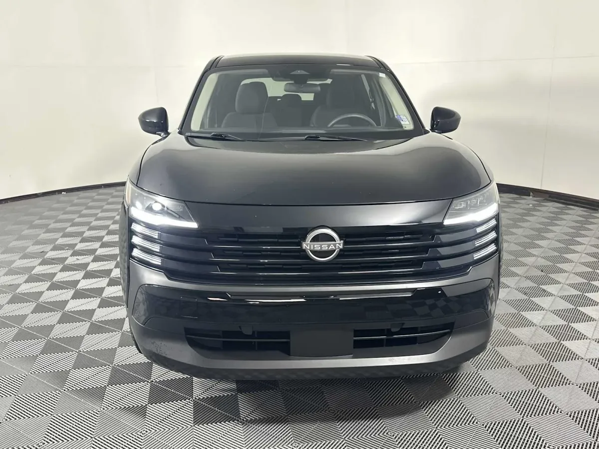 2025 Nissan Kicks SV thumbnail 2