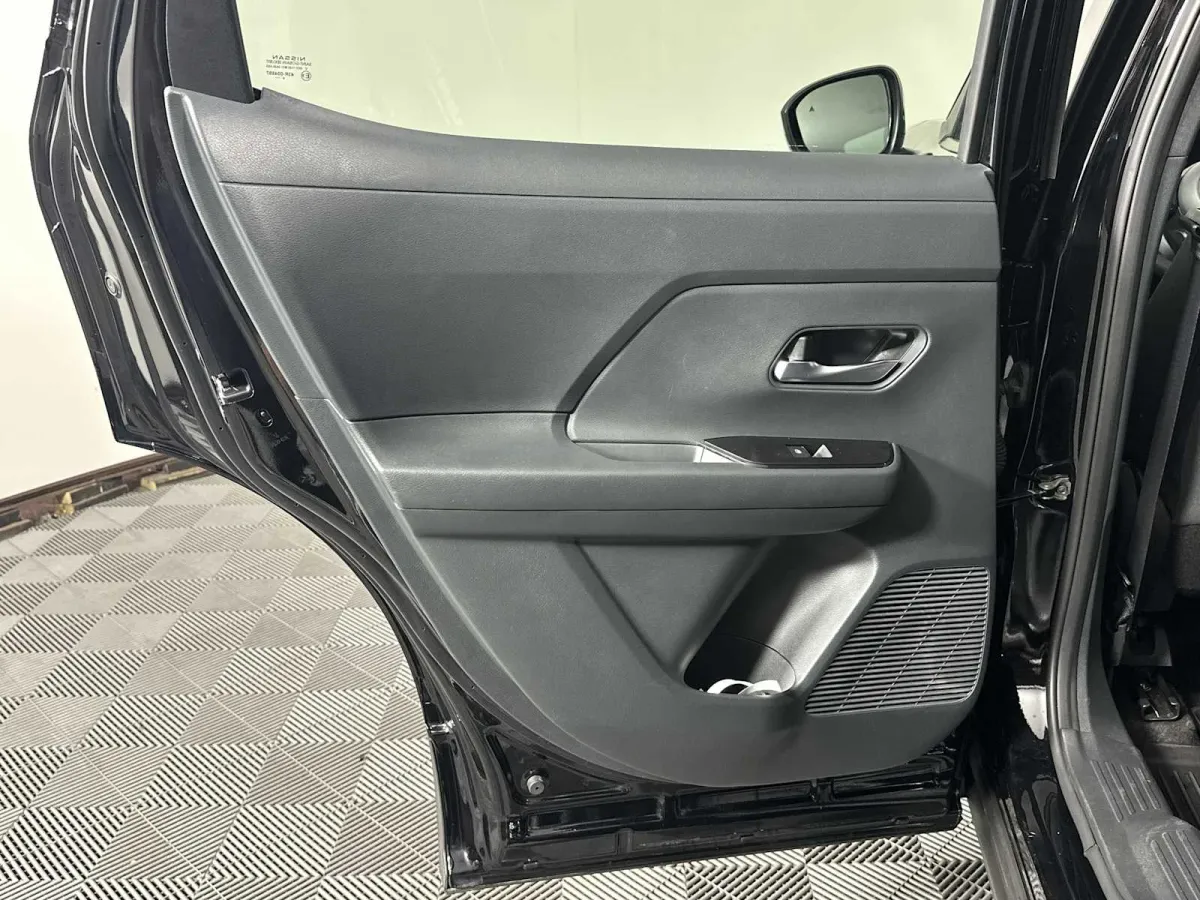 2025 Nissan Kicks SV thumbnail 24