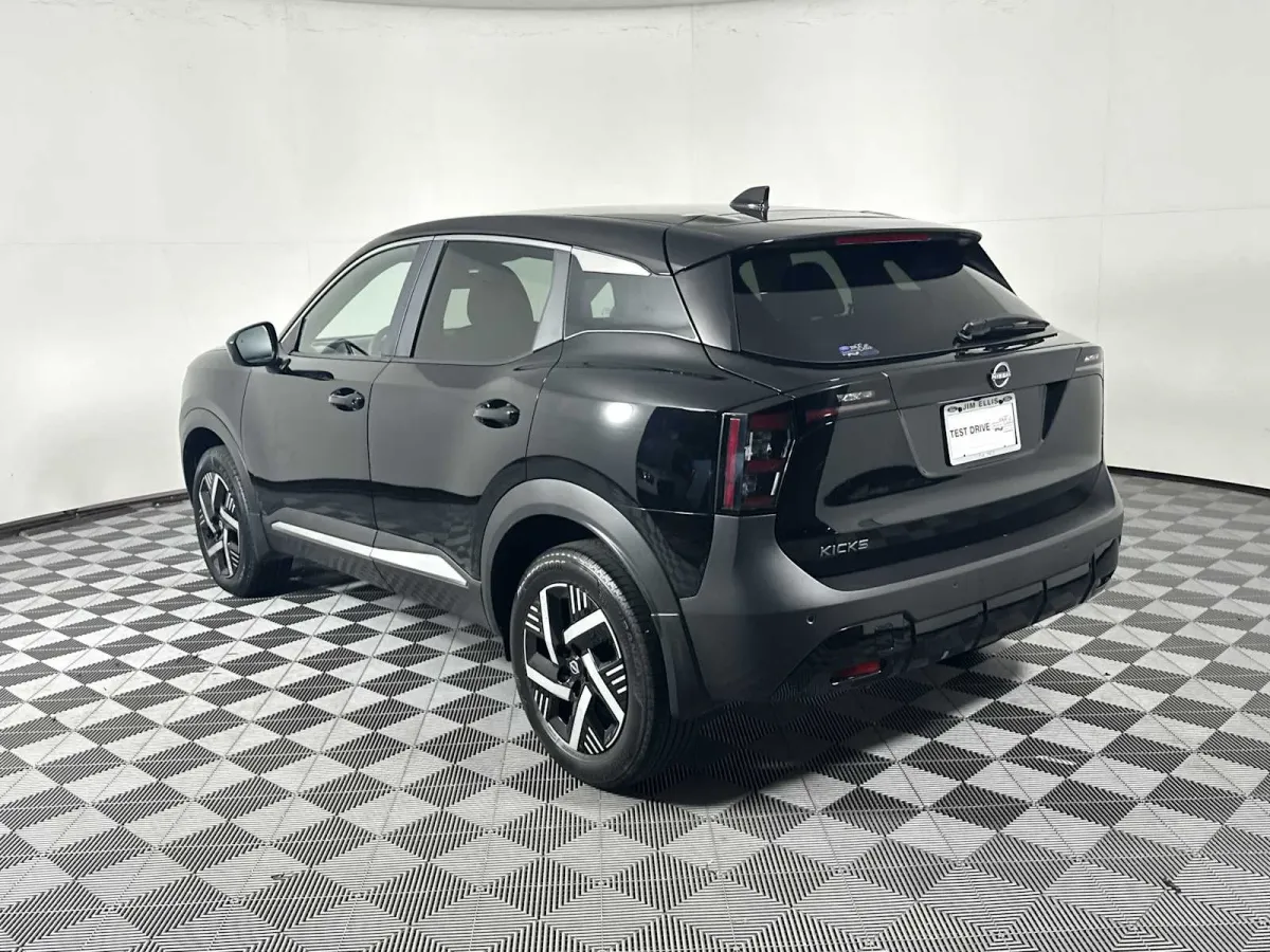 2025 Nissan Kicks SV thumbnail 6