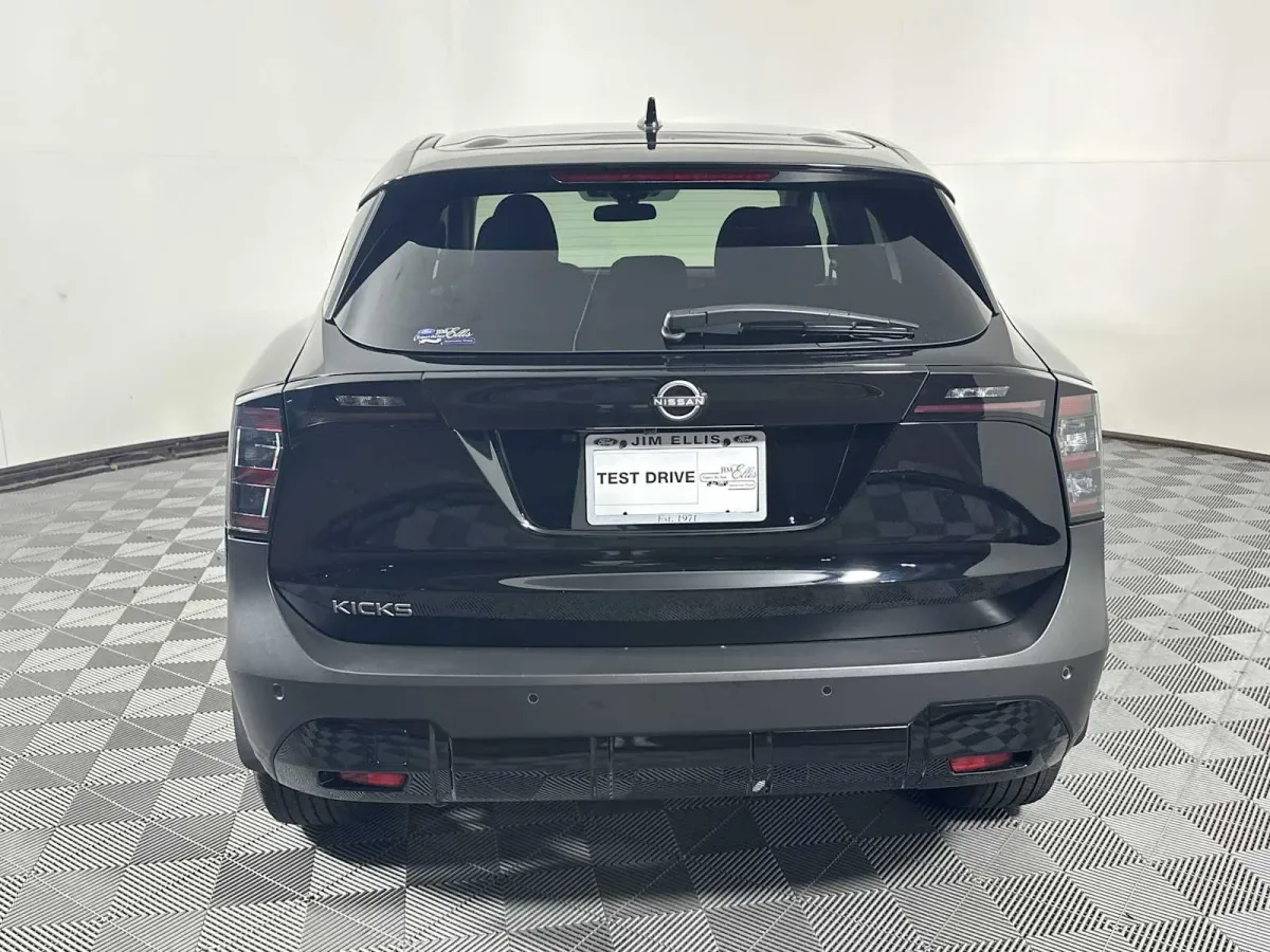2025 Nissan Kicks SV thumbnail 7