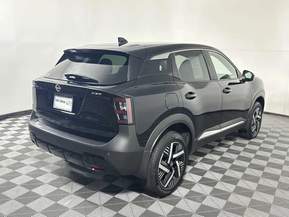 2025 Nissan Kicks SV thumbnail 8
