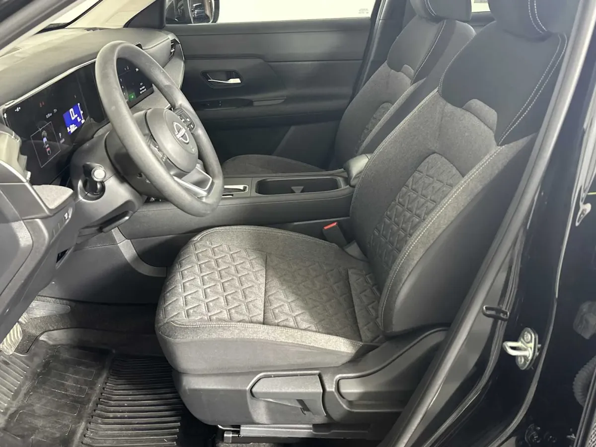 2025 Nissan Kicks SV thumbnail 9