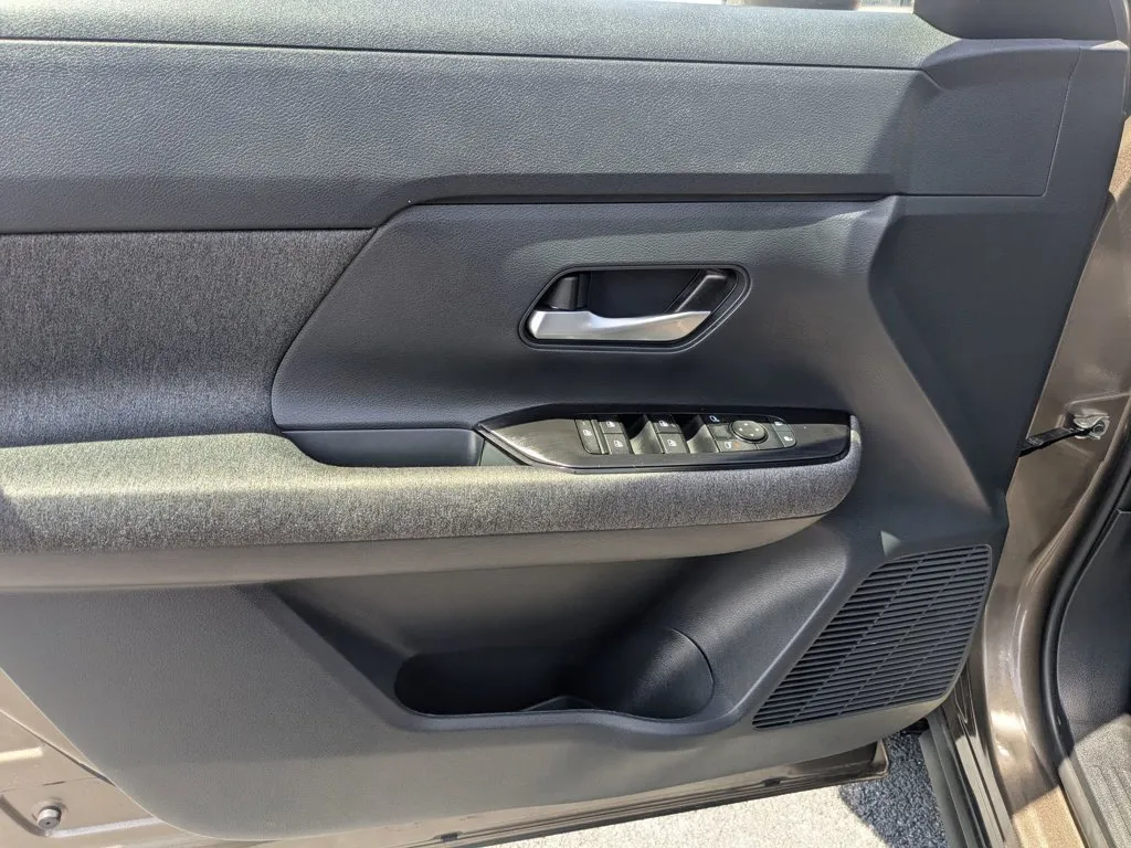 2025 Nissan Kicks SV thumbnail 11