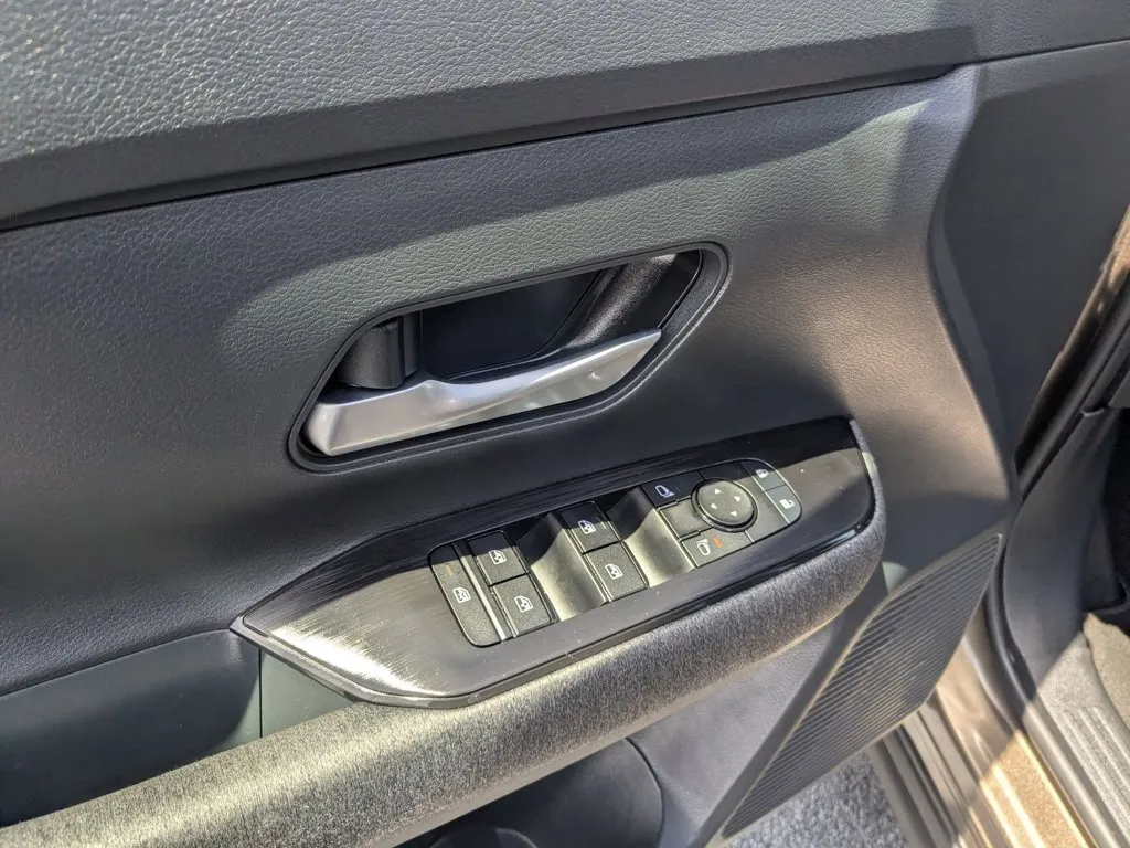2025 Nissan Kicks SV thumbnail 12