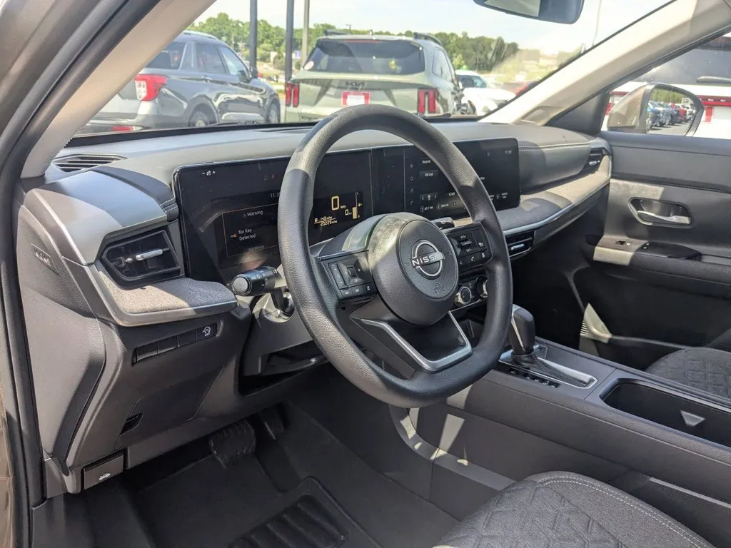 2025 Nissan Kicks SV thumbnail 13