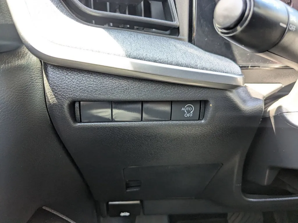 2025 Nissan Kicks SV thumbnail 21