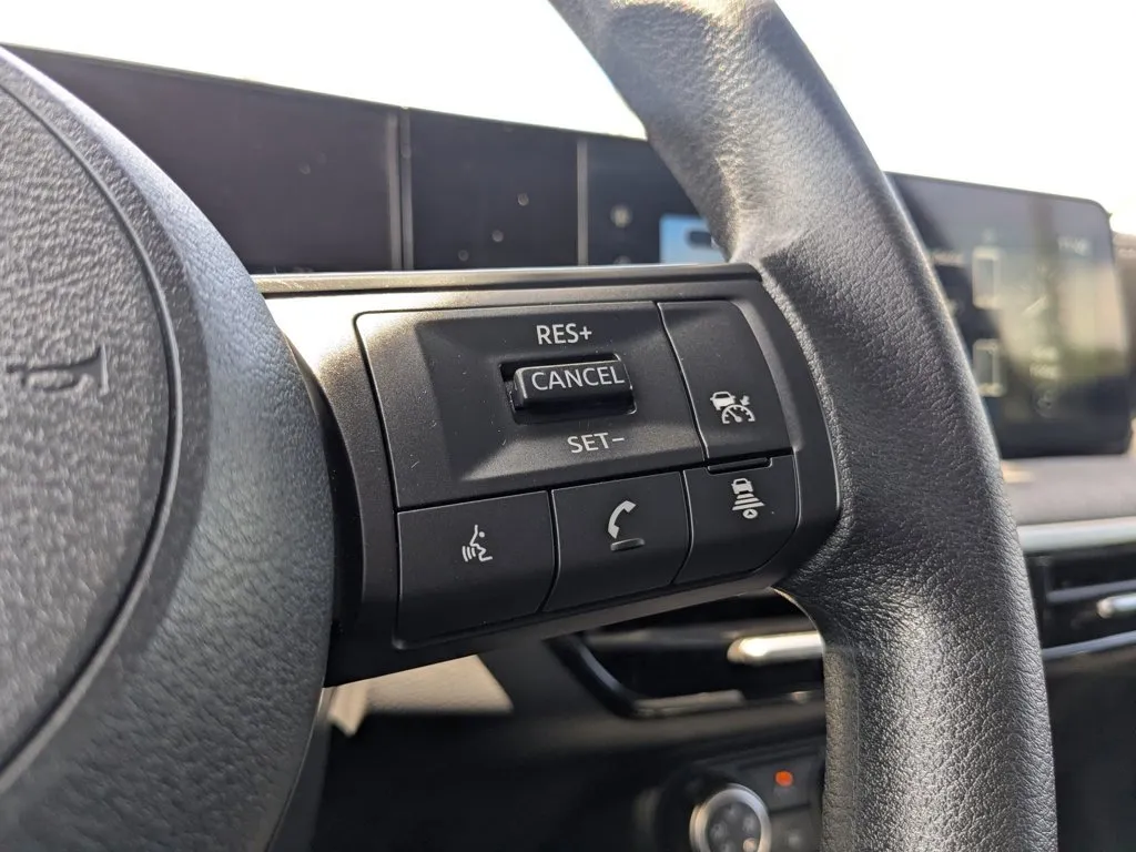 2025 Nissan Kicks SV thumbnail 23
