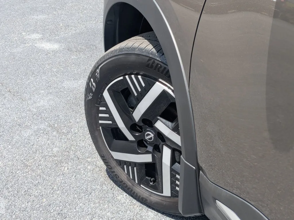 2025 Nissan Kicks SV thumbnail 9