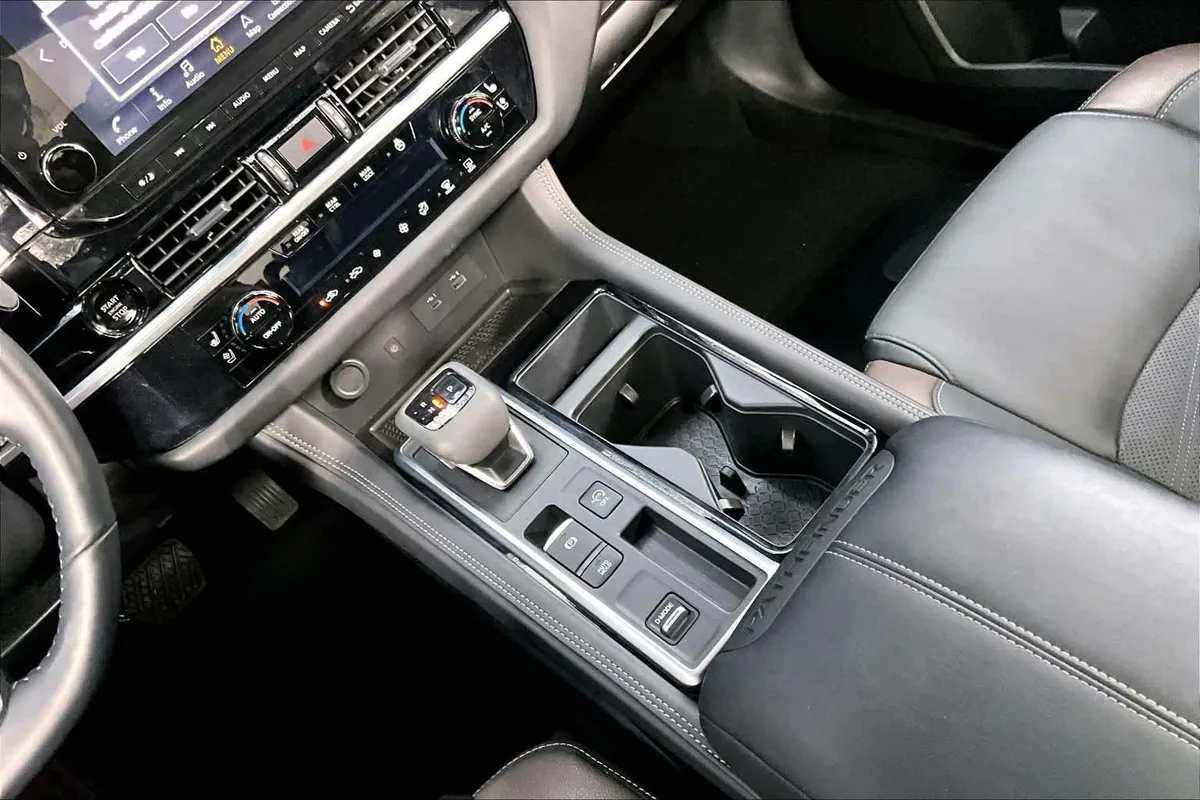 2025 Nissan Pathfinder Platinum thumbnail 17