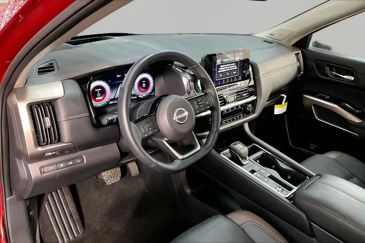 2025 Nissan Pathfinder Platinum thumbnail 18