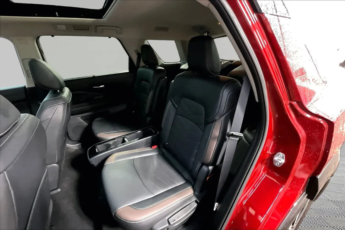 2025 Nissan Pathfinder Platinum thumbnail 21