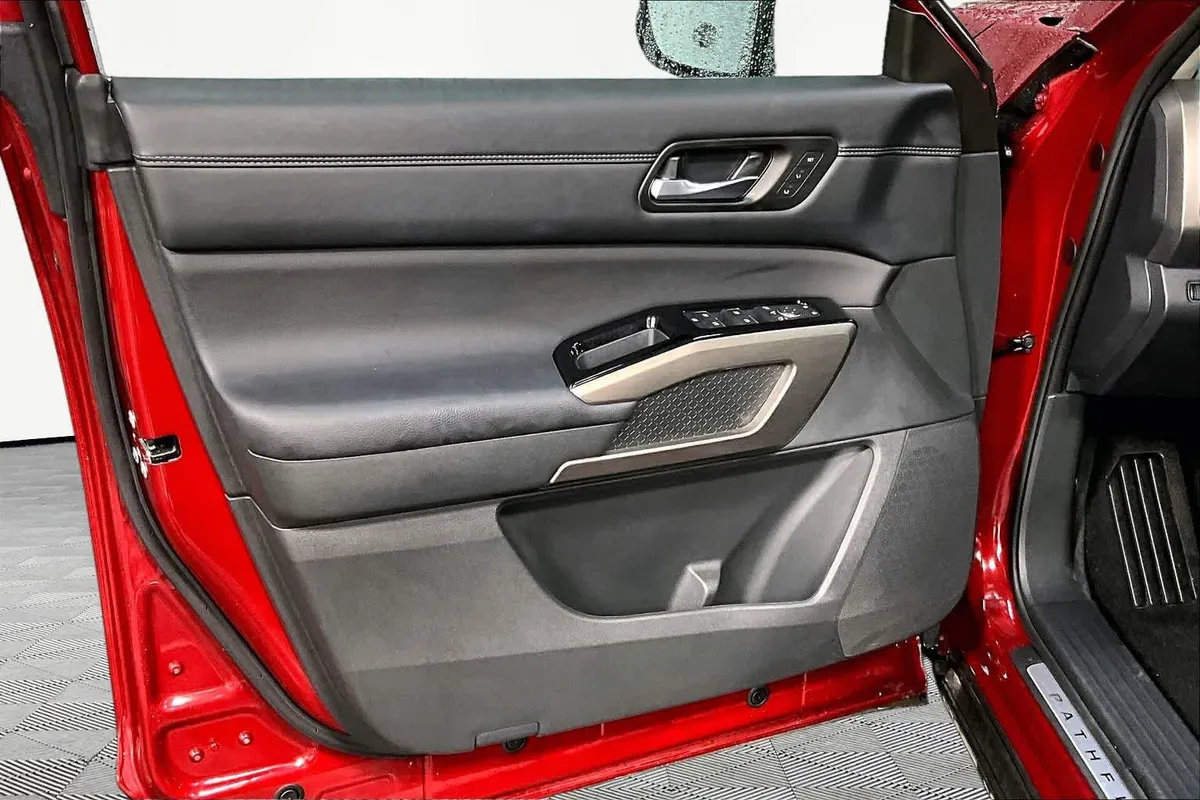 2025 Nissan Pathfinder Platinum thumbnail 22