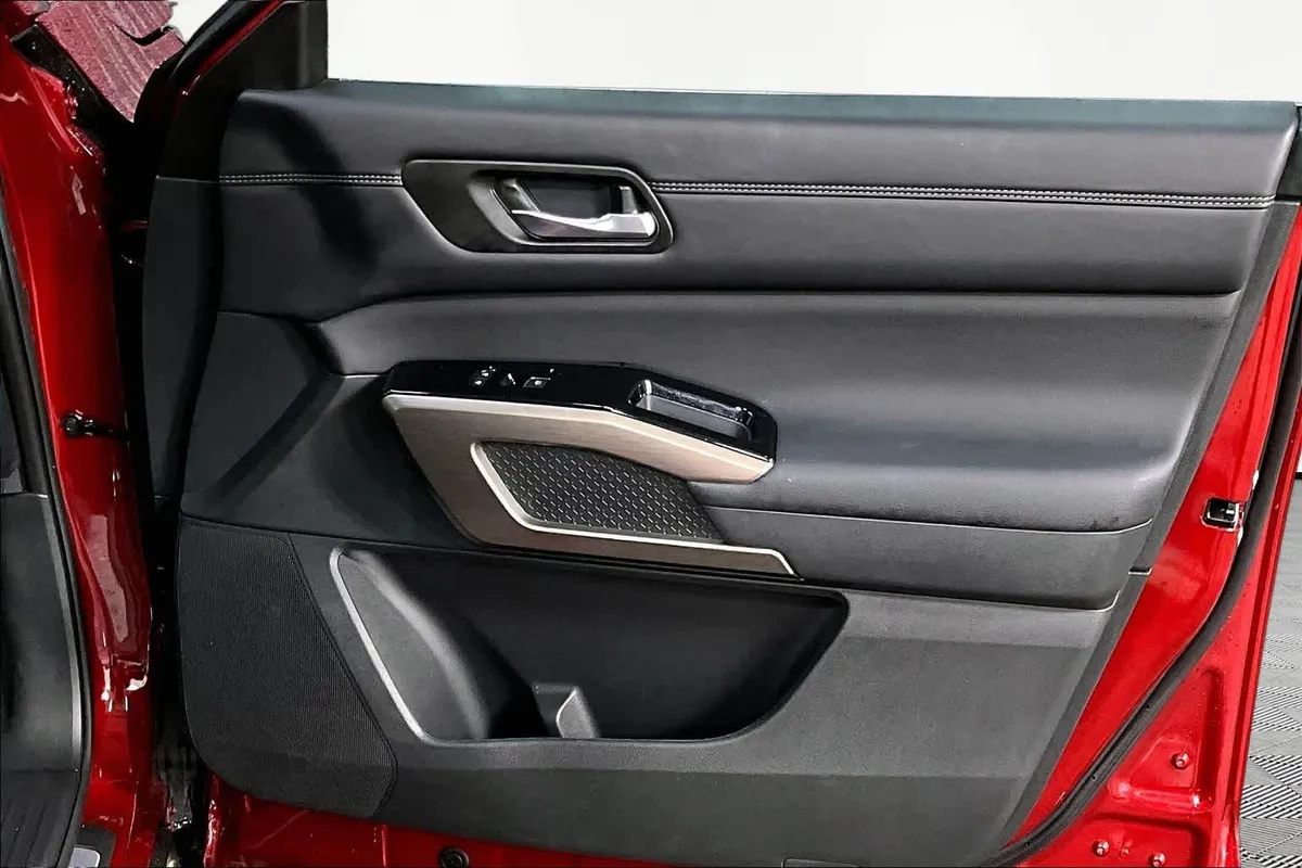 2025 Nissan Pathfinder Platinum thumbnail 23
