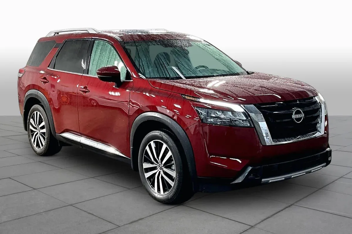 2025 Nissan Pathfinder Platinum thumbnail 3