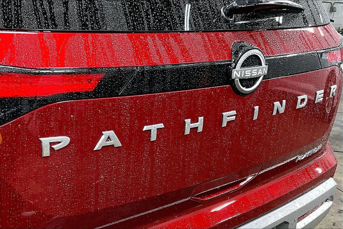 2025 Nissan Pathfinder Platinum thumbnail 31