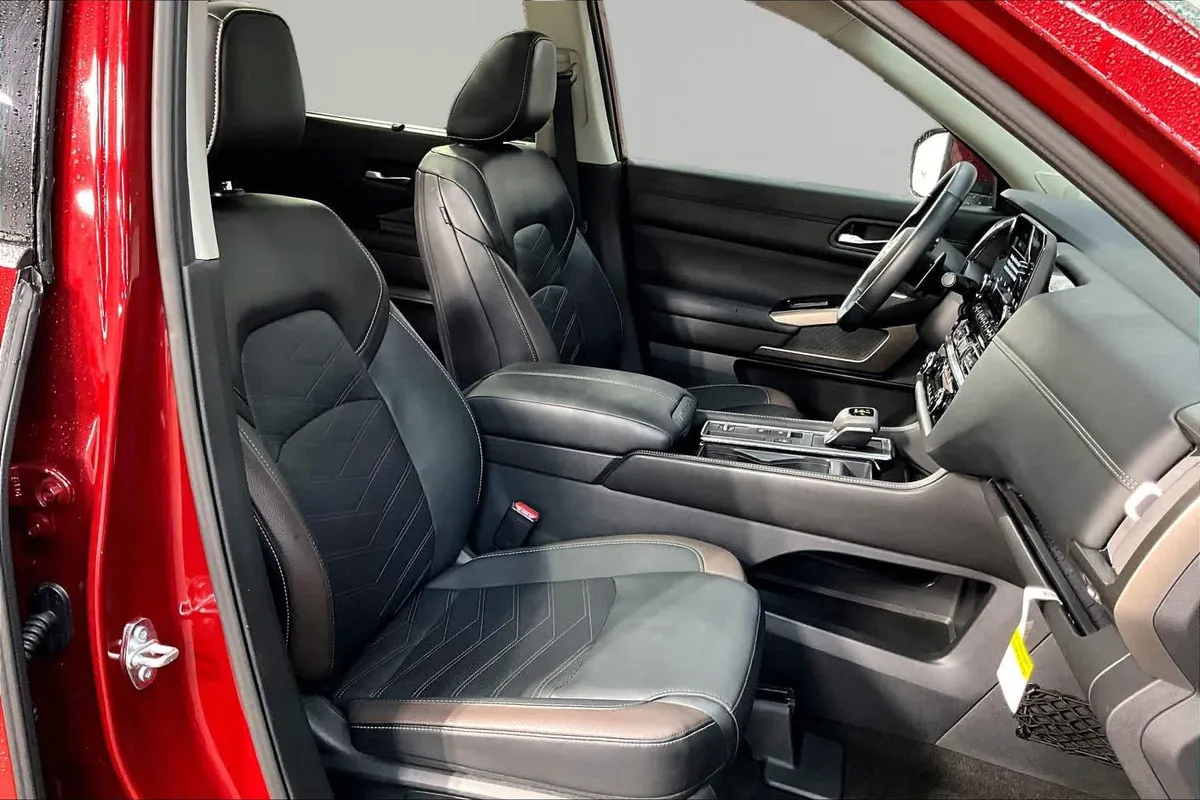 2025 Nissan Pathfinder Platinum thumbnail 9
