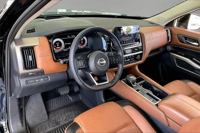 2025 Nissan Pathfinder Platinum thumbnail 14