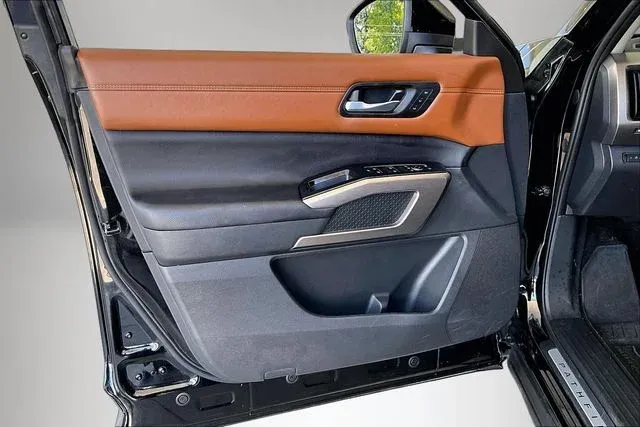 2025 Nissan Pathfinder Platinum thumbnail 17