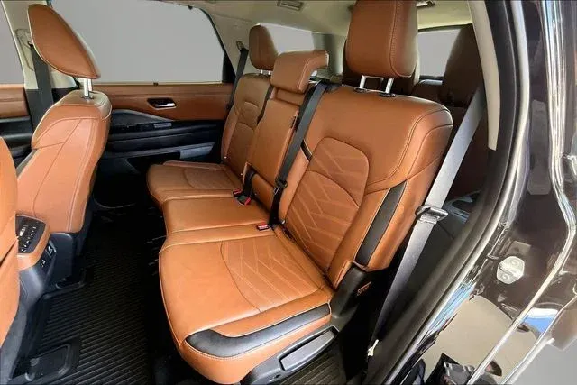 2025 Nissan Pathfinder Platinum thumbnail 19