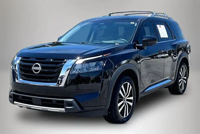 2025 Nissan Pathfinder Platinum thumbnail 2