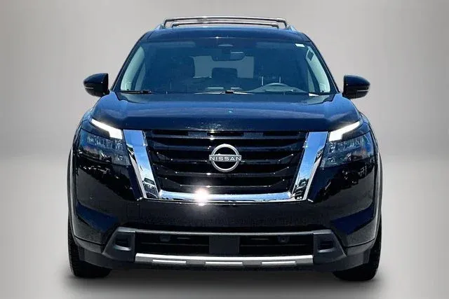 2025 Nissan Pathfinder Platinum thumbnail 3