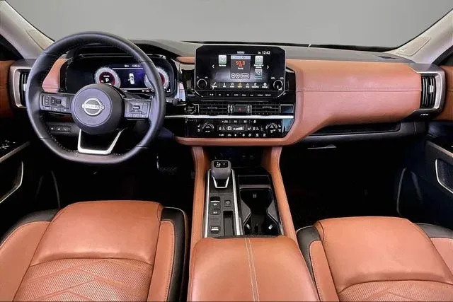 2025 Nissan Pathfinder Platinum thumbnail 7