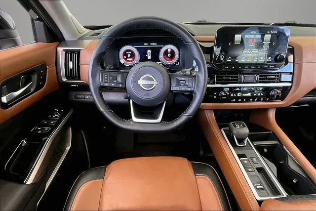 2025 Nissan Pathfinder Platinum thumbnail 8