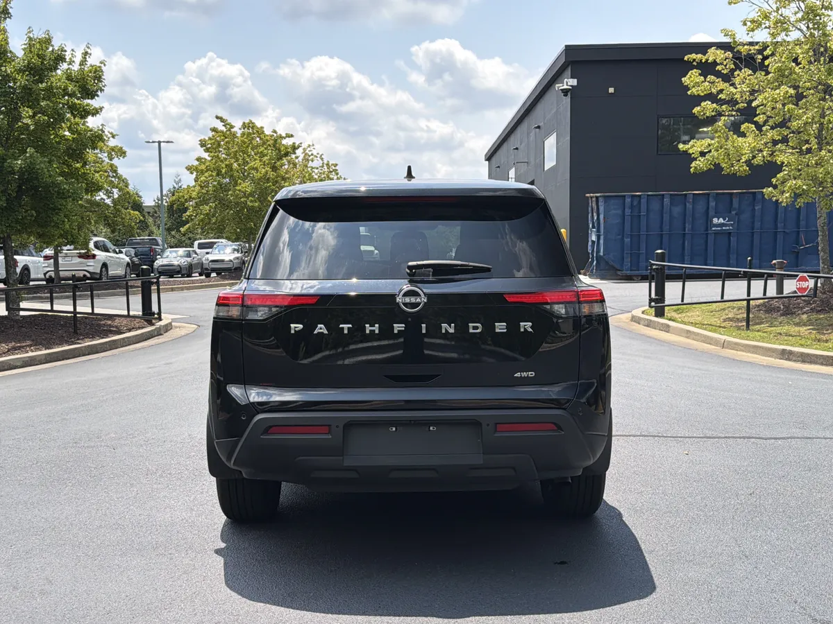 2025 Nissan Pathfinder S thumbnail 13