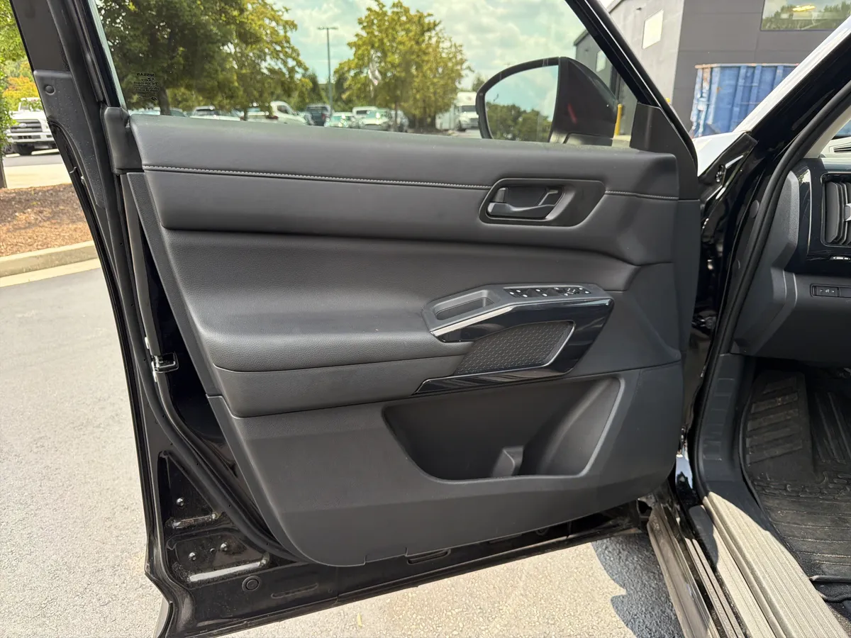 2025 Nissan Pathfinder S thumbnail 15
