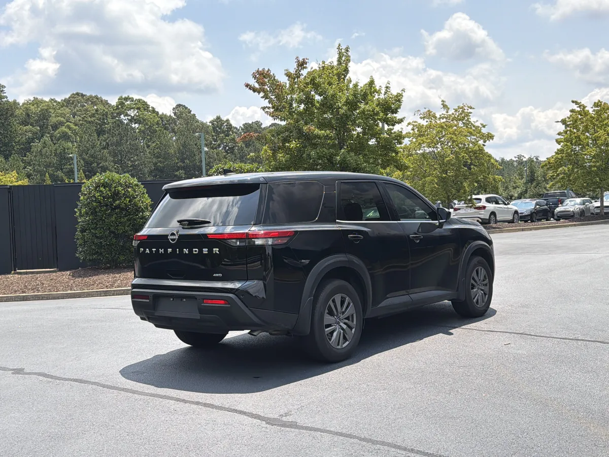 2025 Nissan Pathfinder S thumbnail 2