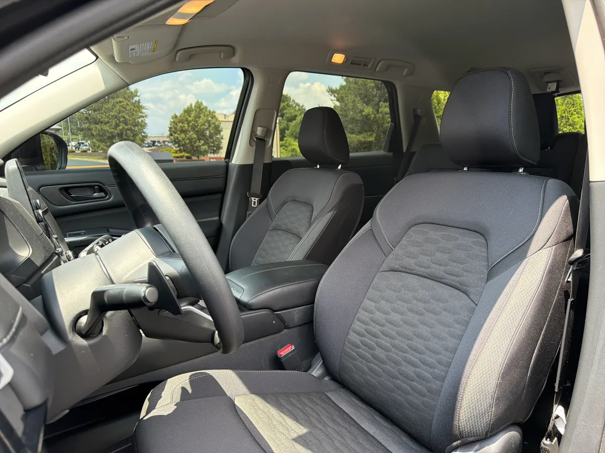 2025 Nissan Pathfinder S thumbnail 6