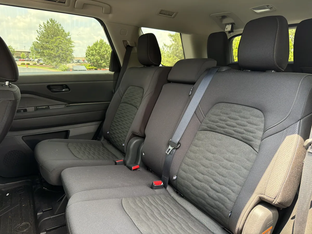 2025 Nissan Pathfinder S thumbnail 7