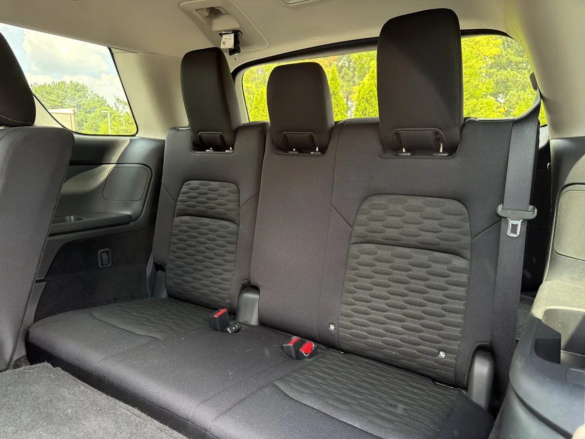 2025 Nissan Pathfinder S thumbnail 8