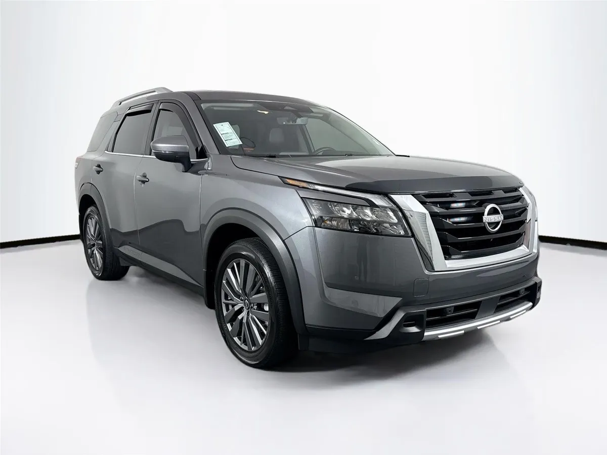 2025 Nissan Pathfinder SL thumbnail 10
