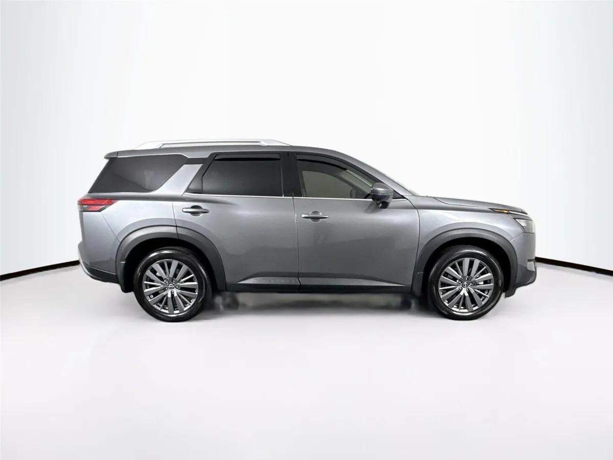 2025 Nissan Pathfinder SL thumbnail 11