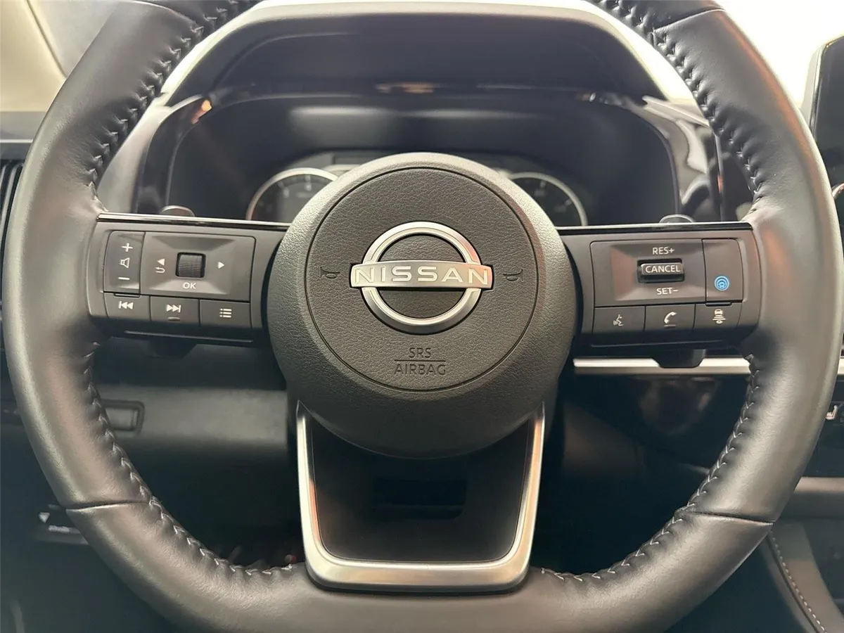 2025 Nissan Pathfinder SL thumbnail 17
