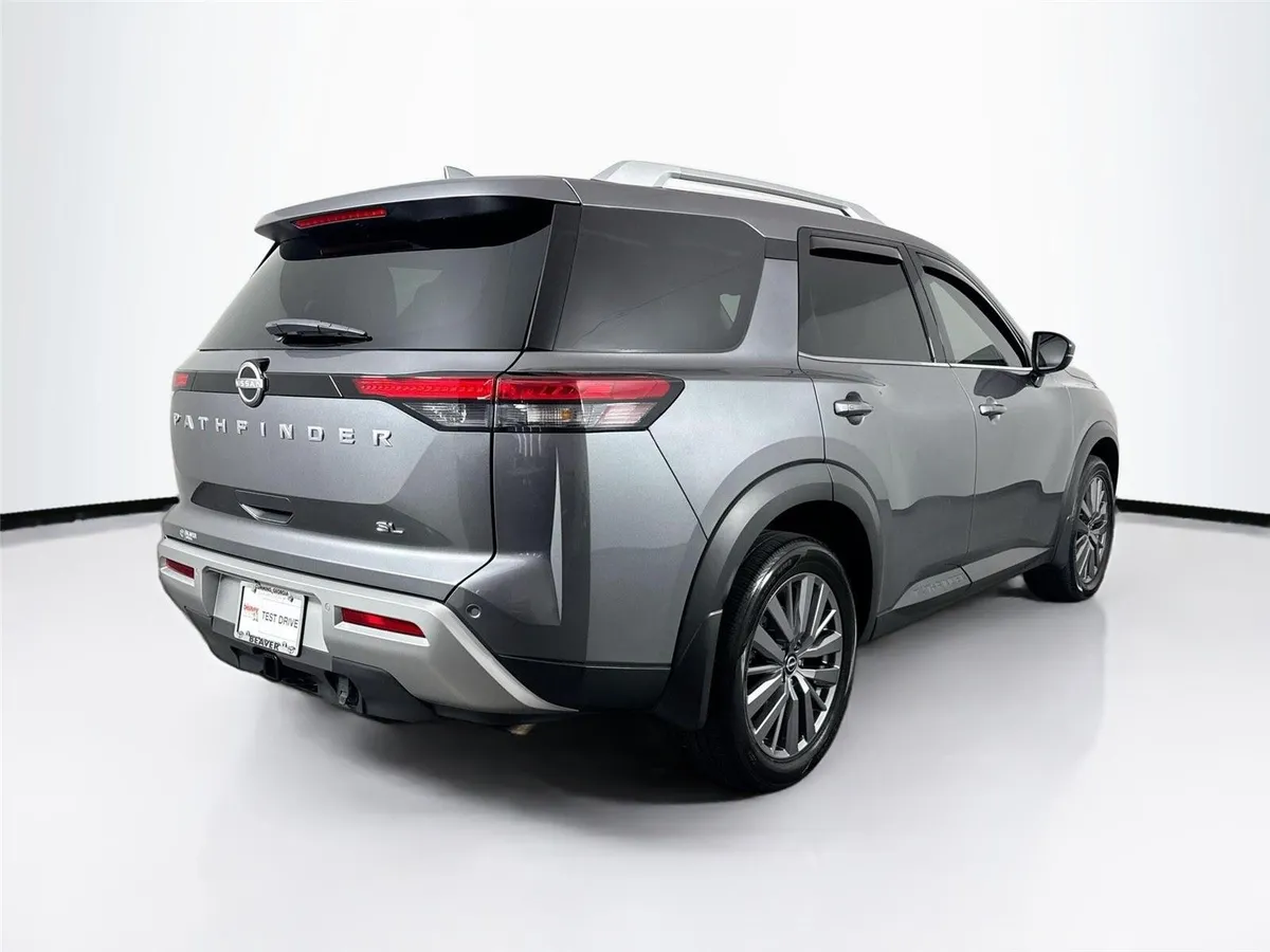 2025 Nissan Pathfinder SL thumbnail 2
