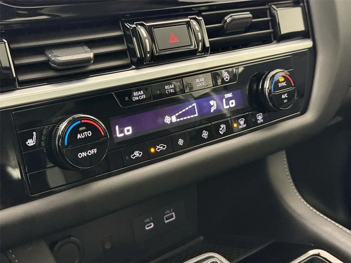 2025 Nissan Pathfinder SL thumbnail 25
