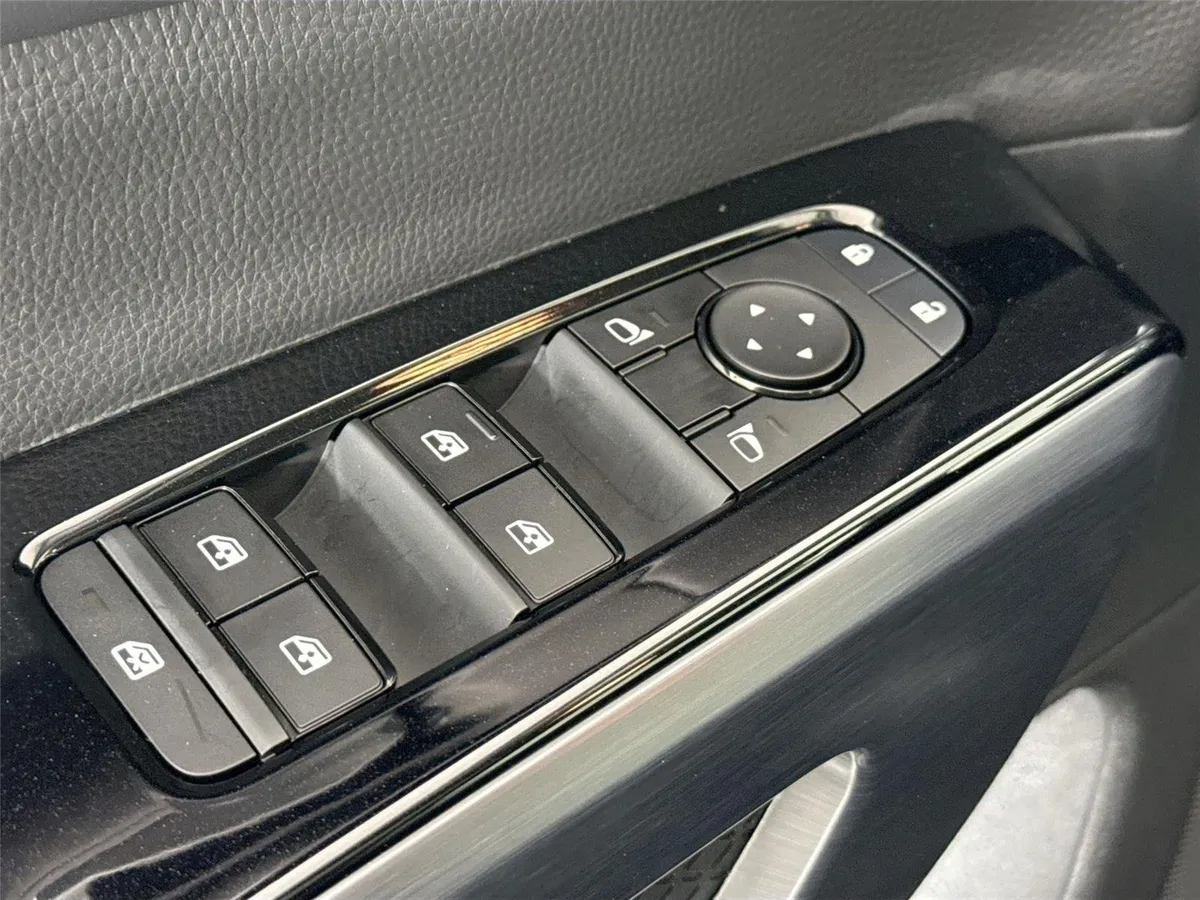 2025 Nissan Pathfinder SL thumbnail 27