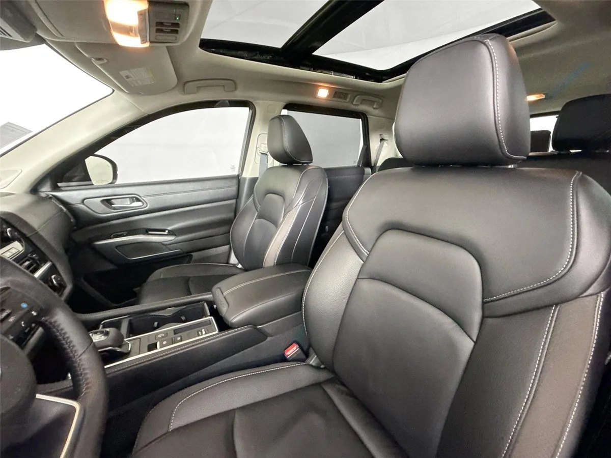 2025 Nissan Pathfinder SL thumbnail 3