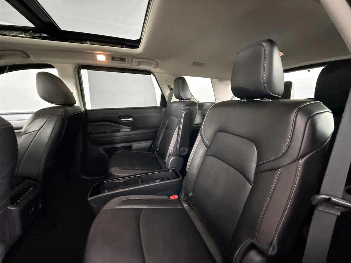 2025 Nissan Pathfinder SL thumbnail 30